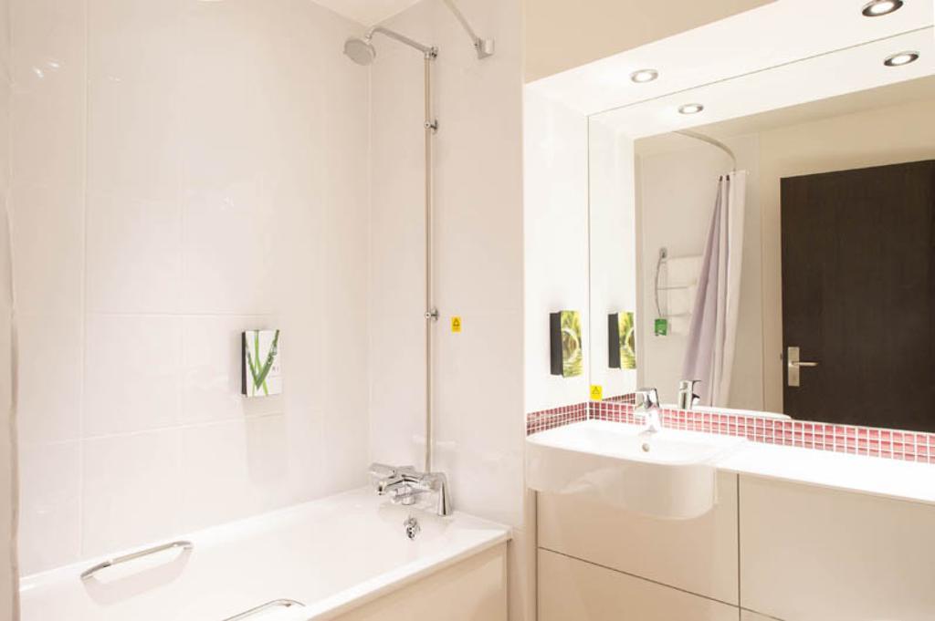 Premier Inn ランカスター エクステリア 写真